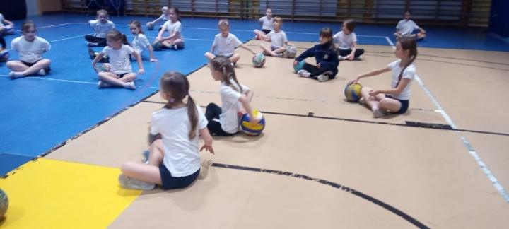 Dzieci wykonujące ćwiczenia podczas gimnastyki korekcyjnej