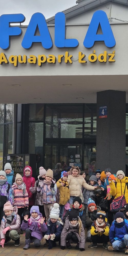 Półkolonie - dzieci przed budynkiem Aquaparku Fala