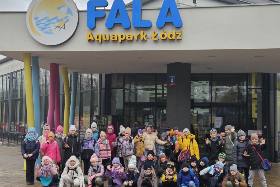 Półkolonie - dzieci przed budynkiem Aquaparku Fala