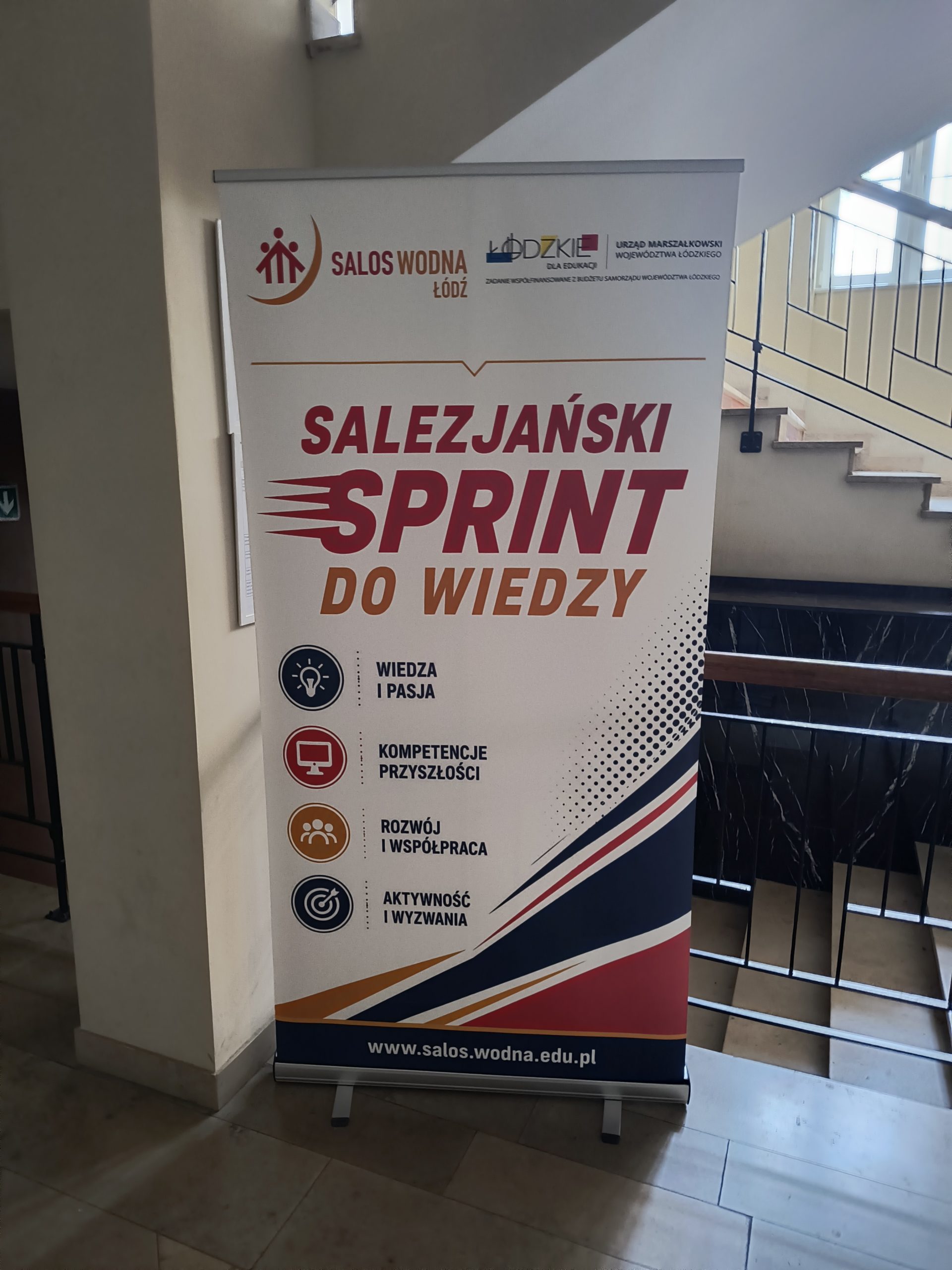 Zdjęcie przedstawia rollup wydarzenia