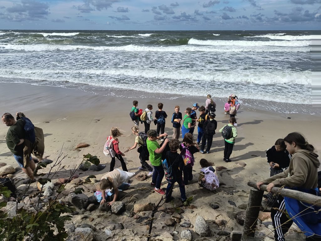 Kolonie w Darzlubiu 2026 - dzieci na plaży