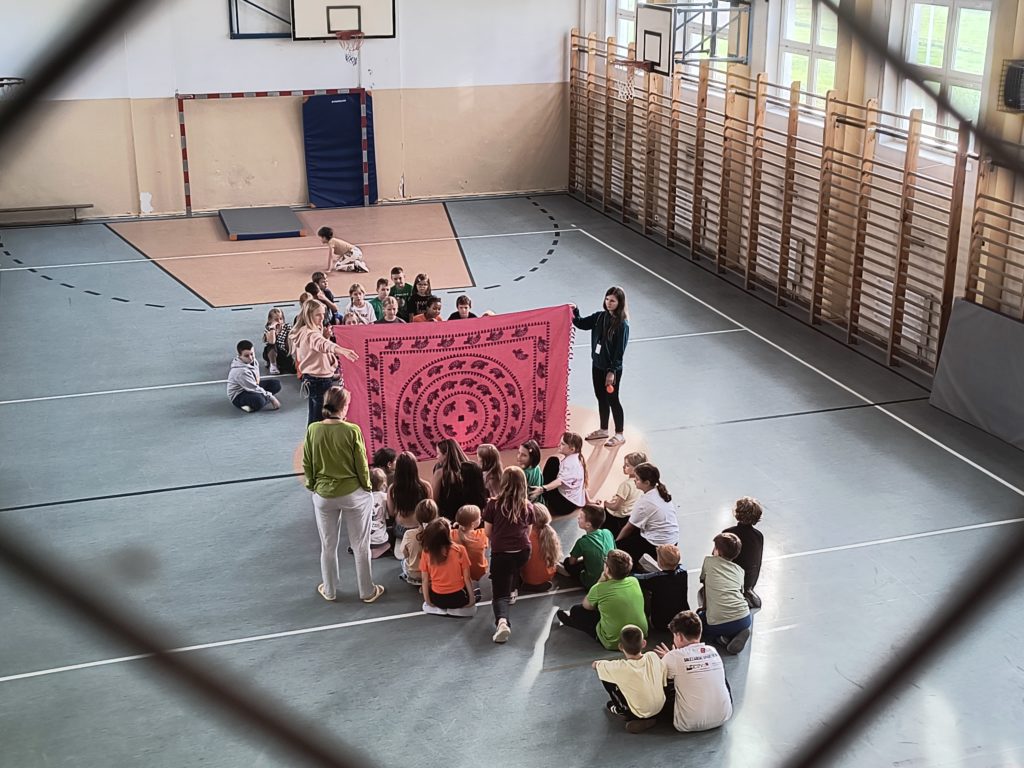 Kolonie w Darzlubiu 2026 - zabawy na sali gimnastycznej