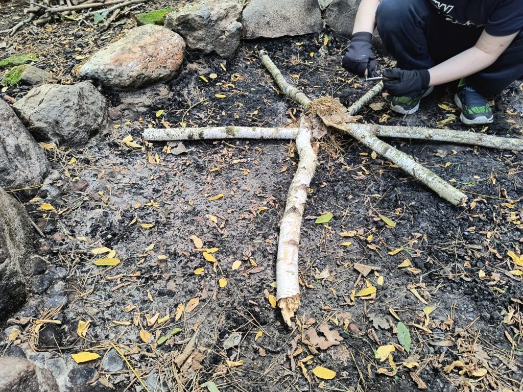 Rozpalanie ogniska na biwaku survivalowym 19.09.2026