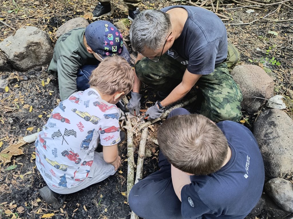 Rozpalanie ogniska na biwaku survivalowym 19.09.2026
