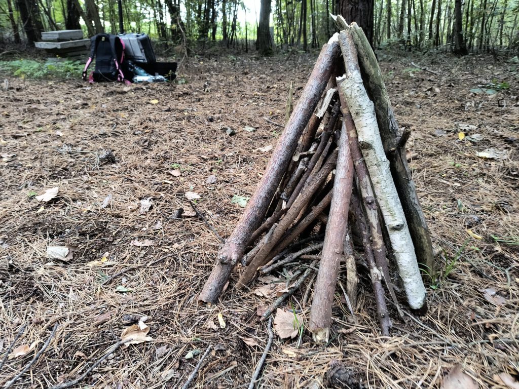 Przygotowanie do ogniska na biwaku survivalowym 19.09.2026
