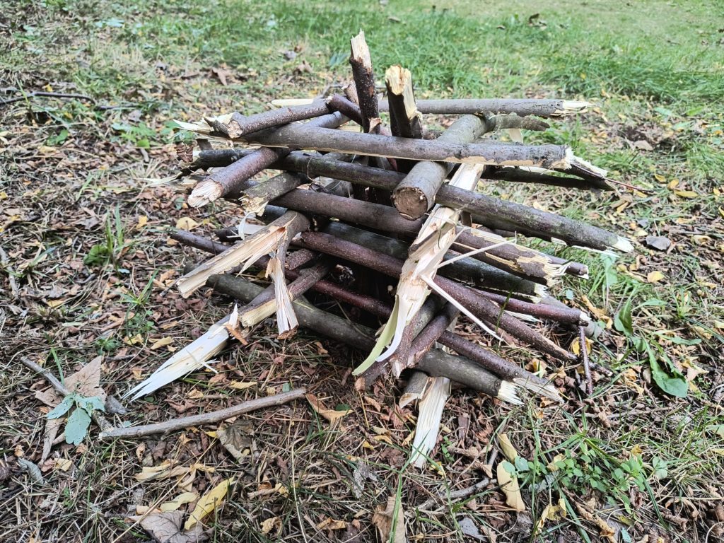Przygotowanie do ogniska na biwaku survivalowym 19.09.2026